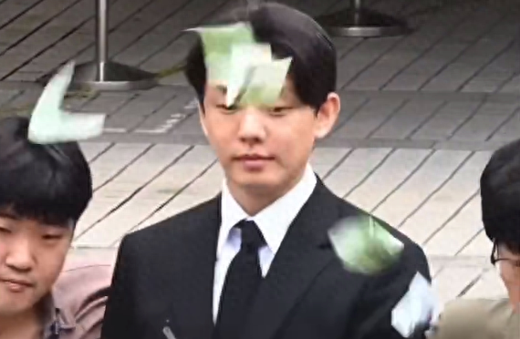 韩国演员刘亚仁今日出庭，路人扔钱砸他表达抗议，他仍面不改色