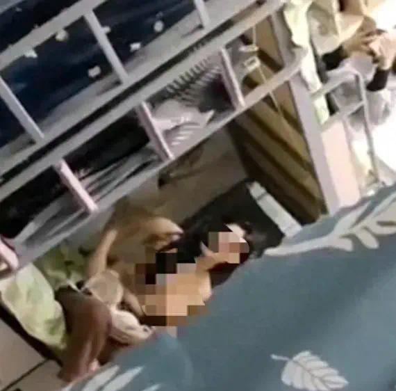 网曝一女生遭室友偷拍，裸露照被放到网上