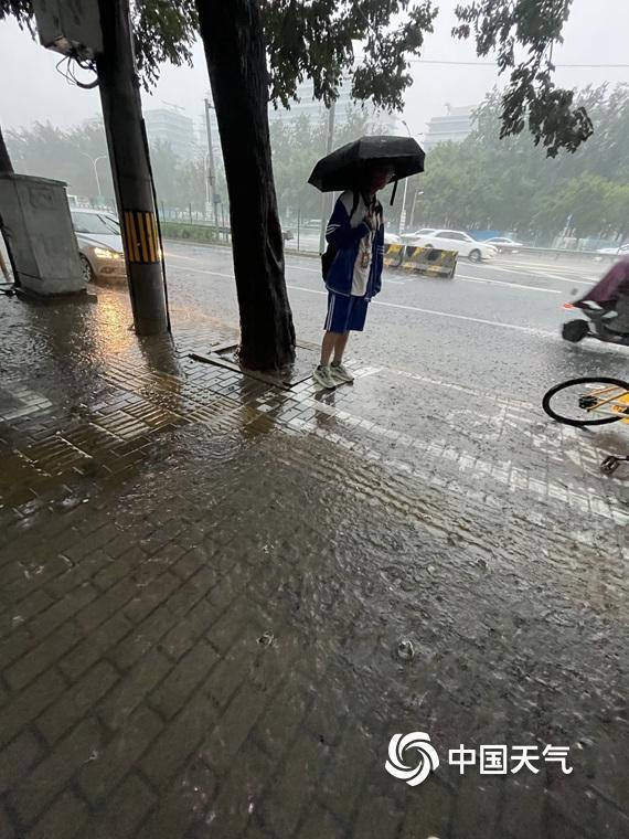 北京多区暴雨蓝色预警 早高峰出行需谨慎