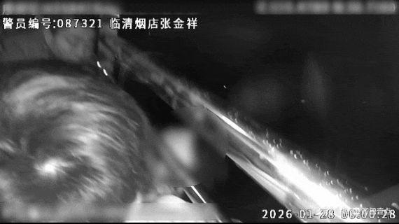 警民合力12分钟救回轻生男子 深夜高空救援成功