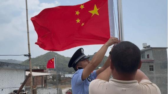 女警首次巡边国旗前落泪 家国情怀触动心弦