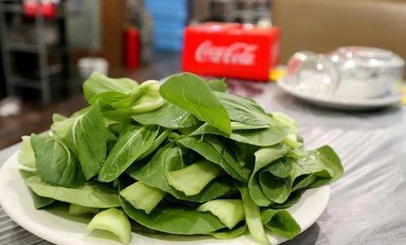 青岛土著带着去的火锅店，位置偏，菜品少，人气特别旺
