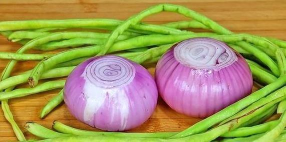 豆角里加2个洋葱，教你从没吃的做法，实在太香了，营养又解馋