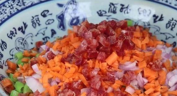 豆角里加2个洋葱，教你从没吃的做法，实在太香了，营养又解馋