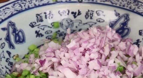 豆角里加2个洋葱，教你从没吃的做法，实在太香了，营养又解馋