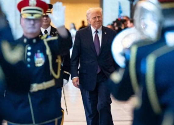 曝美军福特号航母驶向委内瑞拉 军事行动逼近战争边缘