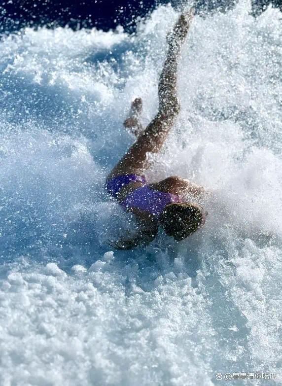 伊万卡搬入亿万豪宅泳装冲浪身材凹凸有致