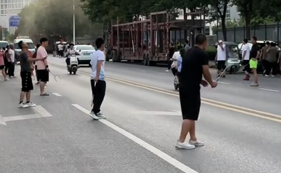 西安：街道办回应多人在马路上打羽毛球 已严禁并安排警力巡逻