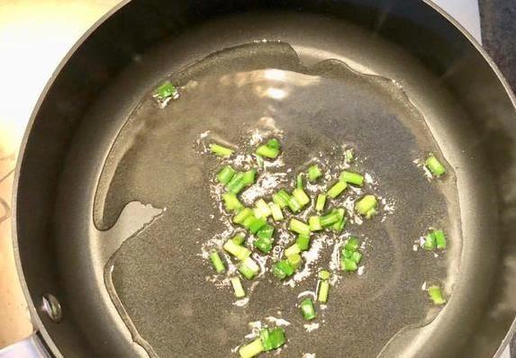 孩子抢吃不撒手，葱炒蚕豆香翻全家，3块钱成本惊艳味蕾