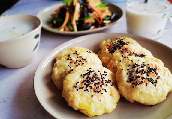 剩米饭秒变早餐饼，10分钟7个喷香上桌，全家抢着吃？