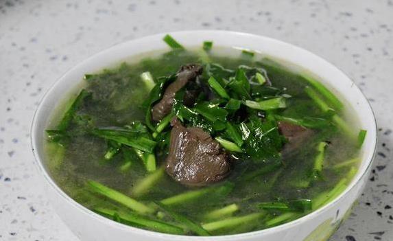 韭菜鸭血汤做法超简单，5块钱全家吃饱，味道却让人上瘾