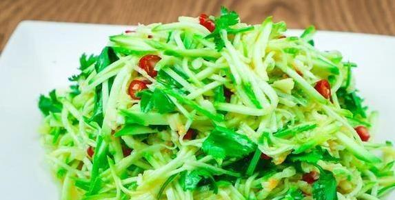 夏天饭桌10秒救星，西葫芦不焯水却清脆，秘密全在这1招？