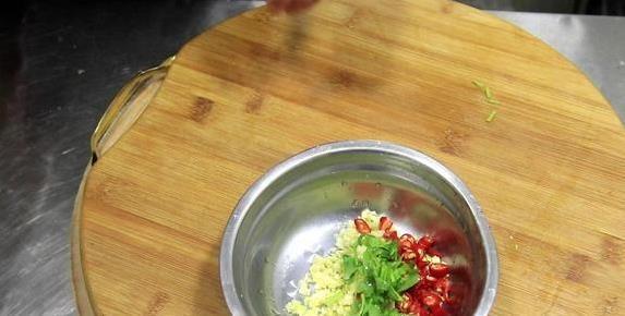 茄子不油炸也能香翻天，清淡做法超简单，3步成下饭神器？