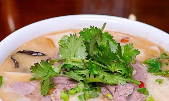 一碗羊肉烩面香翻全家，简单三步做出饭馆味？