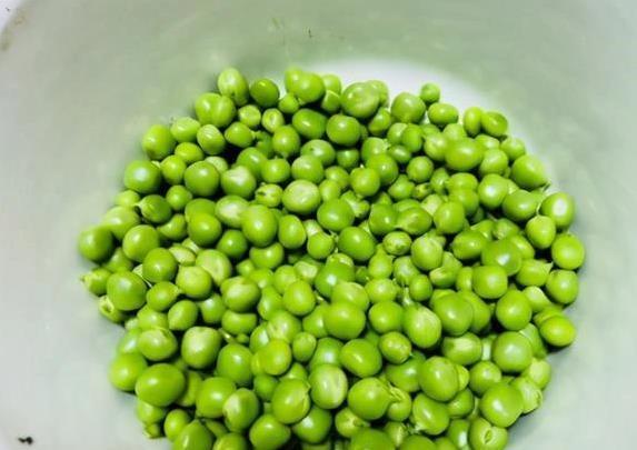 青豌豆炒肉末，焯水还是直接炒？大厨秘诀让味道翻倍！