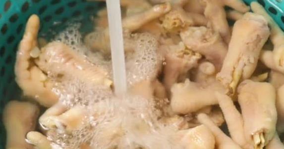 32块买2斤鸡爪，做出酸辣泡椒双口味，追剧必备神器你学会了吗？