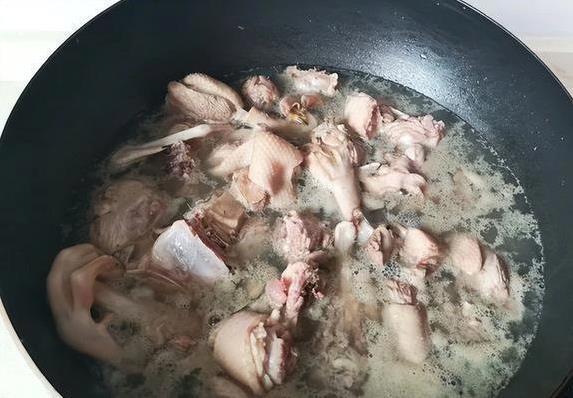 老母鸡土鸡乌鸡，炖汤选哪个最香？3招让汤清肉嫩
