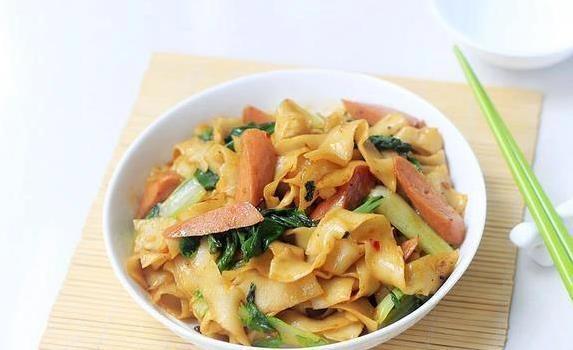 超市买袋刀削面，15分钟炒出大厨味，你家常备啥调料？