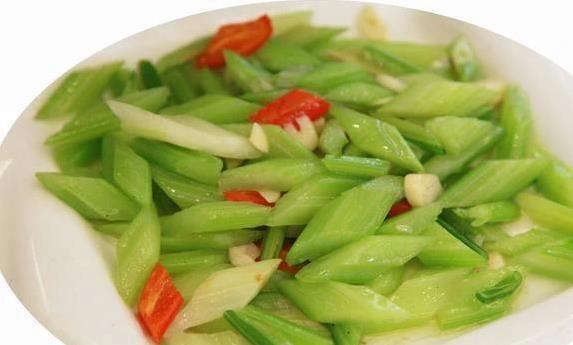 家常芹菜香翻天，3分钟学会炒出饭店味，你敢试吗？