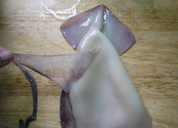 10块钱买俩鱿鱼，炒一盘孩子抢着吃，营养还超猪肉？