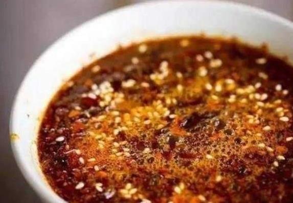 辣椒油做不好总焦糊？多加这一步，香辣红亮吃不停