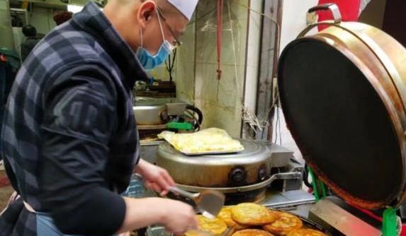 西安街头排队抢购的油糊馅，10块钱二两肉，酥脆到掉渣你吃过吗？