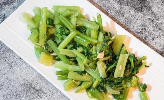 家常芹菜香翻天，3分钟学会炒出饭店味，你敢试吗？