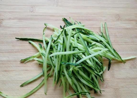 黄瓜胡萝卜几块钱，拌出全家抢着吃的下饭菜，你会做吗？