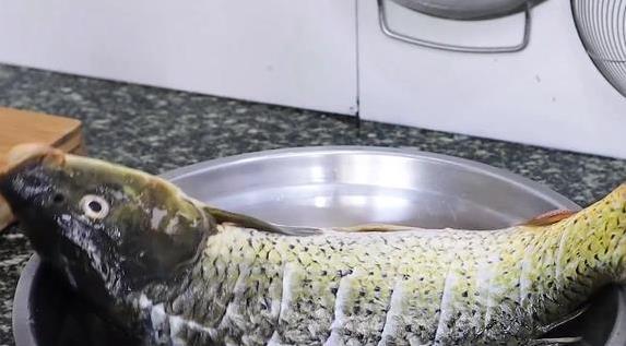 20元鲤鱼秒变大厨菜，煎不破皮入味香，家人都抢着吃！