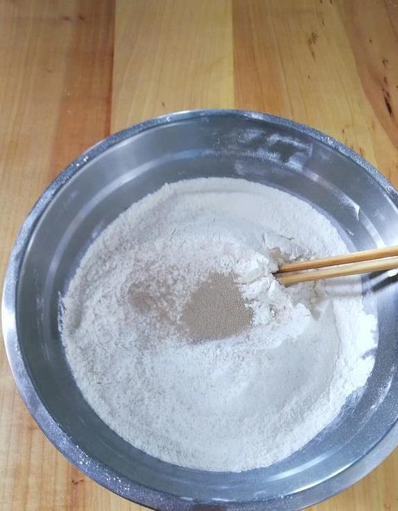 一碗面粉秒变大花卷，简单3步蒸出松软香，邻居都馋哭了？