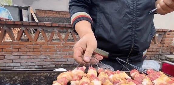 哈尔滨街头神出鬼没的烧烤摊，2元肉串香翻天，食客追车吃不停