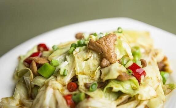 饭店包菜香到爆，大厨秘招这一步，你家也能炒出绝活味？