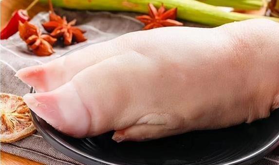 挑猪蹄别瞎买，前蹄后蹄差太多，3招教你不吃亏