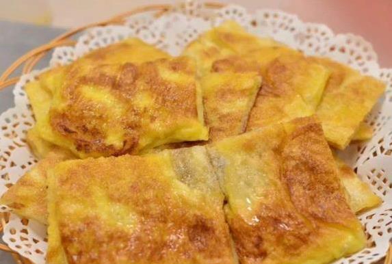 陕西夫妻摆摊卖飞饼，6元1个火爆全城，每天4小时却供不应求