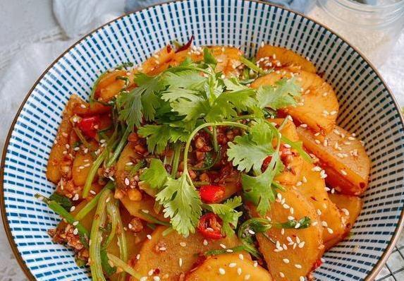 三个土豆炒一盘，香辣口感完胜小摊，你家也能成美食！