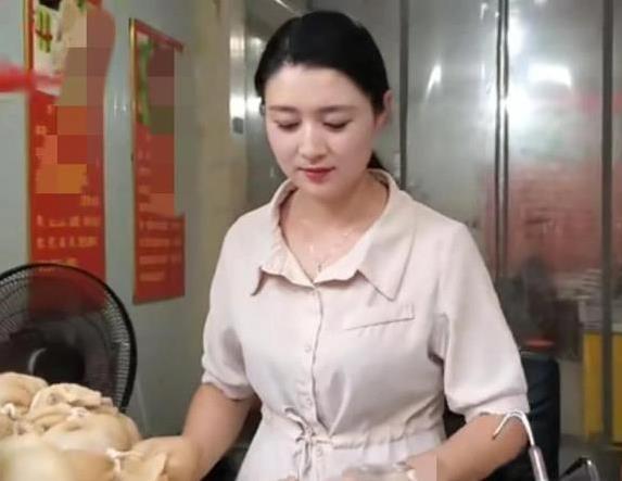 山东美女神似蒋勤勤，卖肚包羊肉爆火，直播引万人围观？