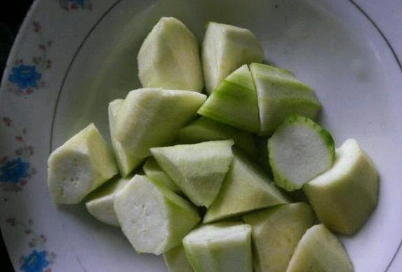 丝瓜炒蛋总发黑？多加这一步，翠绿又好吃