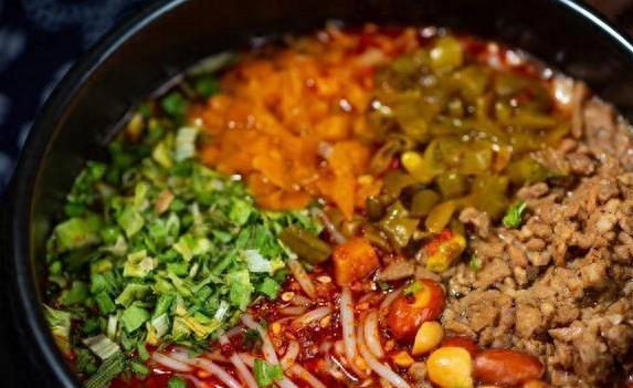 酸菜鸡丝豆角面，半小时搞定全家饭，你家秘方加啥料？