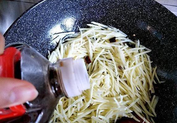 酸辣土豆丝炒出饭店味，醋放早放晚都不行，3秒学会绝招