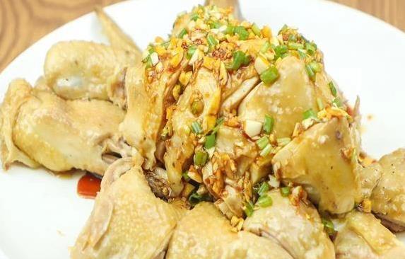 家常清蒸小公鸡超简单，3小时腌出咸香味，酱汁一浇香到爆？