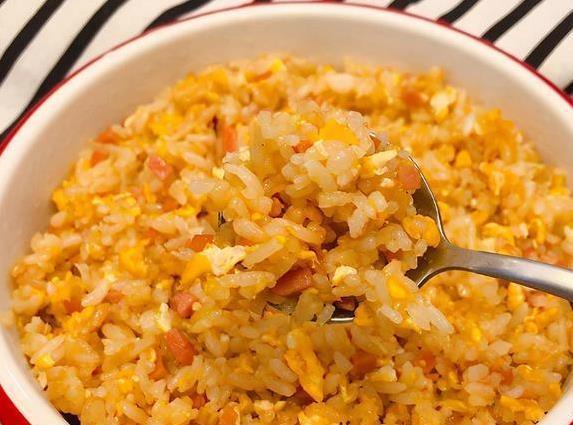 蛋炒饭粘锅没香味？学会1招，米粒金黄颗颗香
