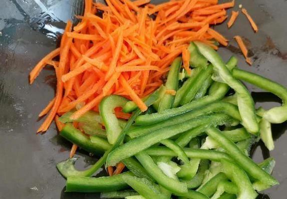 家常菜翻新，鱼香鸡蛋完胜肉丝，3步做出饭店味？