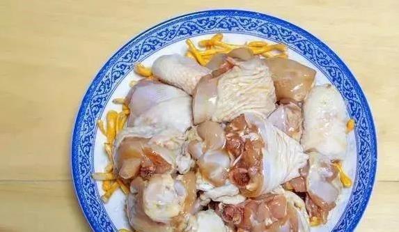 鸡肉配它蒸一蒸，20分钟出锅，鲜香营养全家抢着吃？