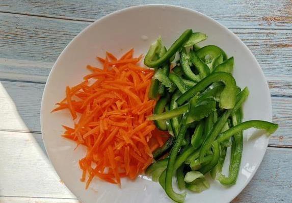 家常菜翻新，鱼香鸡蛋完胜肉丝，3步做出饭店味？