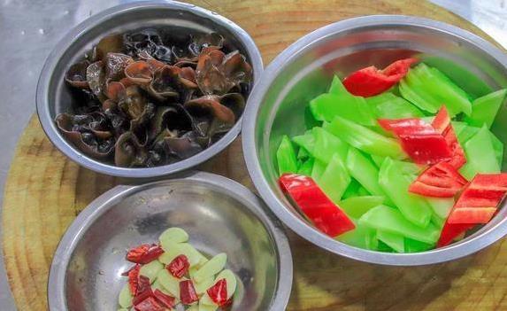 木耳莴笋清炒10分钟上桌，简单3步出美味，家人全爱吃？