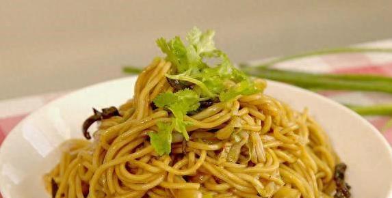 酸菜鸡丝豆角面，半小时搞定全家饭，你家秘方加啥料？