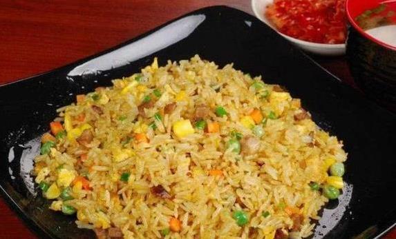 蛋炒饭粘锅没香味？学会1招，米粒金黄颗颗香