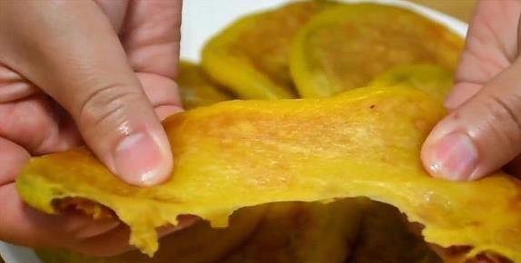 南瓜饼加红豆沙，香甜软糯全家抢，10分钟学会秘方