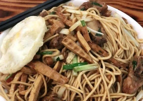 20年老面馆从不换食材，游客排队只为一碗面，乡愁全在汤里？