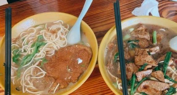 20年老面馆从不换食材，游客排队只为一碗面，乡愁全在汤里？
